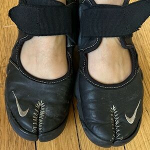 Nike Vintage Black and Split-Toe: “Air Rift” Black Women’s Sneaker: Size 7-7.5